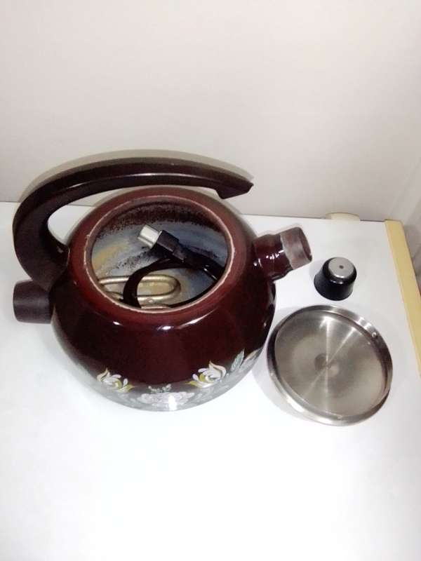 A Vintage Brown Whistling Enamel working "Hendlers" make manual 3Lt electric 230V Kettle on 3 Feet.