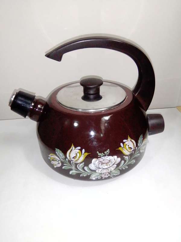 A Vintage Brown Whistling Enamel working "Hendlers" make manual 3Lt electric 230V Kettle on 3 Feet.