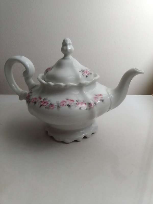 A Beautiful vintage S.A. Huguenot Constantia porcelain Kettle with pink Rose motifs.