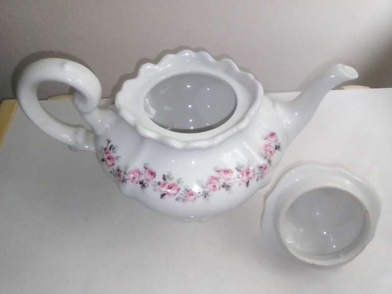 A Beautiful vintage S.A. Huguenot Constantia porcelain Kettle with pink Rose motifs.