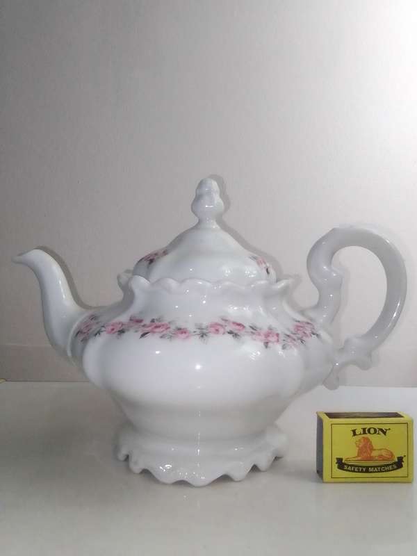 A Beautiful vintage S.A. Huguenot Constantia porcelain Kettle with pink Rose motifs.