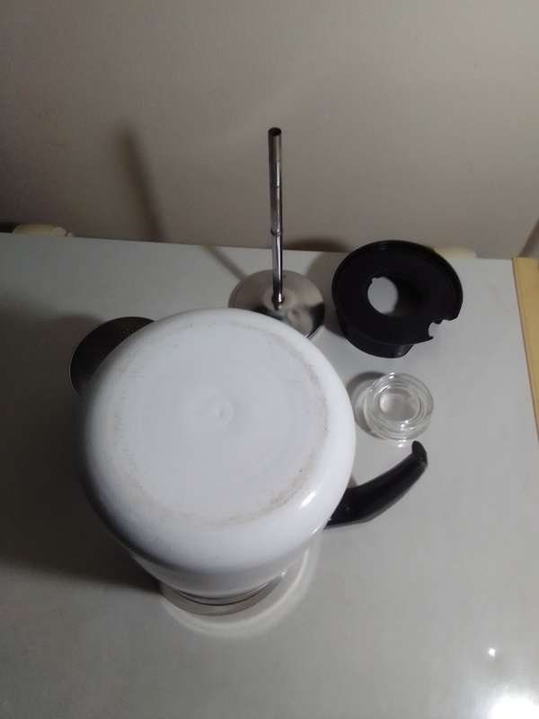 This is a great vintage Corning Ware 6 cup coffee pot with the Blue Cornflower design on both sides.