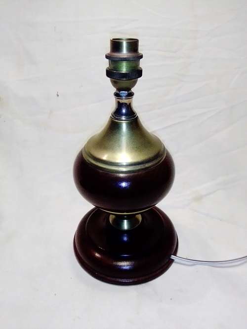 A working wood and Brass table lamp. Size: 35.5cm Tall and is in excellent used condition.
