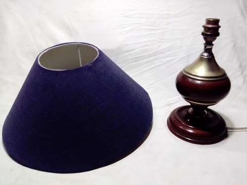 A working wood and Brass table lamp. Size: 35.5cm Tall and is in excellent used condition.