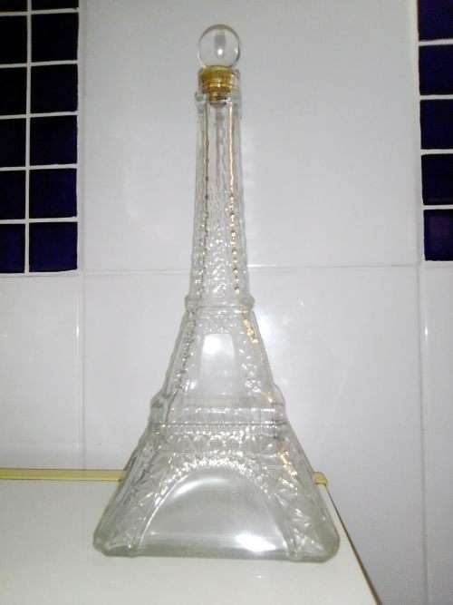 A unique 2.0Lt Eiffel tower in Paris lequer bottle 33cm Tall. In excellent condition.