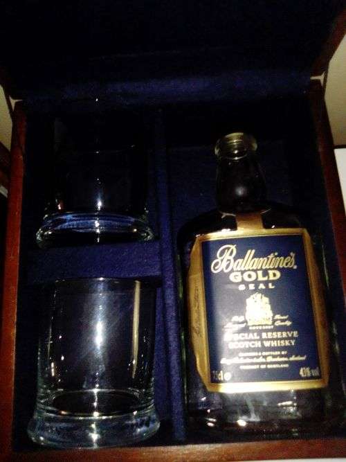A vntage gift box. Special Reserve Gold Seal `Ballentine`s` + 2 Crystal Glasses in heavy Velvet Box