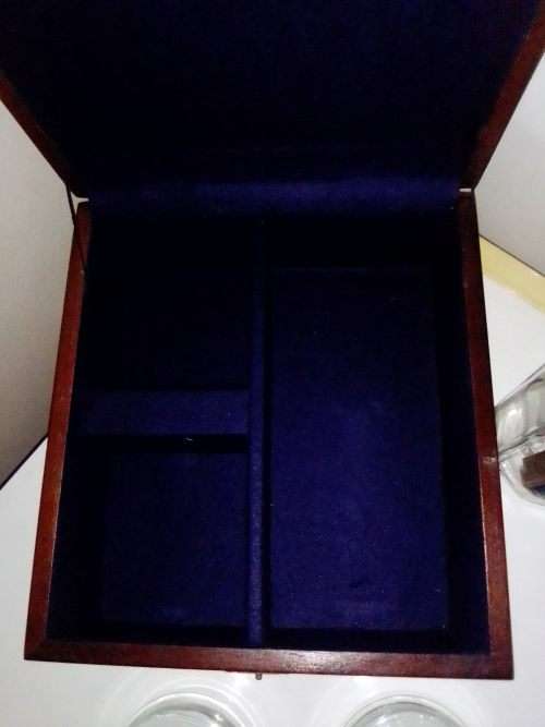 A vntage gift box. Special Reserve Gold Seal `Ballentine`s` + 2 Crystal Glasses in heavy Velvet Box