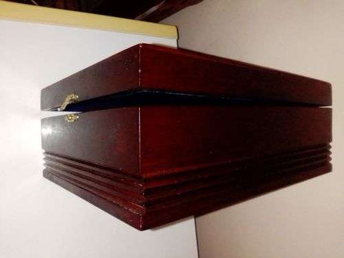 A vntage gift box. Special Reserve Gold Seal `Ballentine`s` + 2 Crystal Glasses in heavy Velvet Box