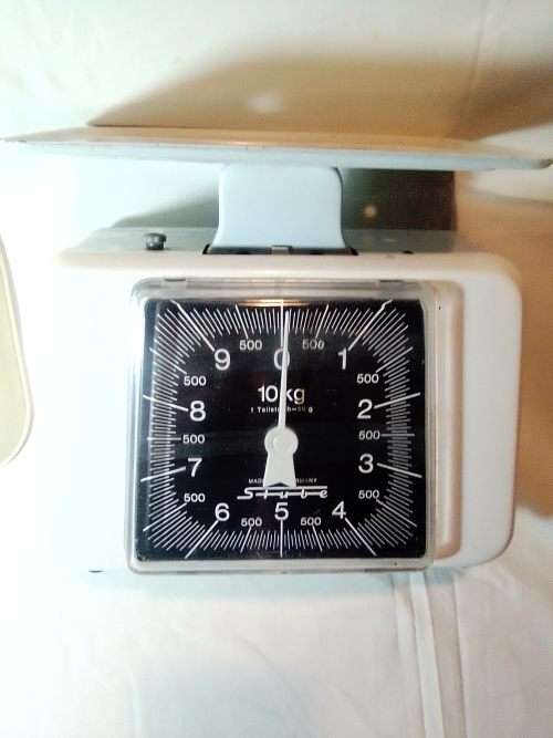 Old Afrikaans Vintage 10lbs Stube Scale in working stamped ` Voor Huishoudelijk gebruik` at the back