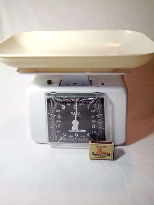 Old Afrikaans Vintage 10lbs Stube Scale in working stamped ` Voor Huishoudelijk gebruik` at the back