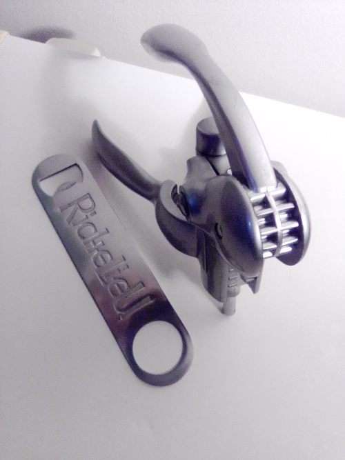 Vintage Bar Items. Richelieu, Afrox+Hand held Wine cork puller, White Horse, Vat 69, Black&White