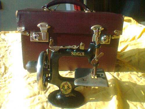 Singer Manfg. Co. Trade Mark USA . Small Sewing Machine + Sewing Box & Bits. Post R75 +2% Insurance.