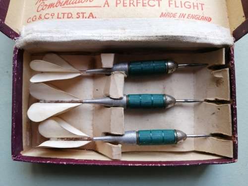 Vintage set of "KWIZ" Tournament Darts made in England