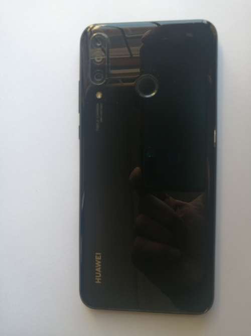 Huawei P30 Lite Cellphone in Great condition - Back cover included