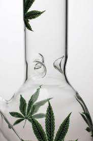 AWESOME LOOKING AND EFFECT CLEAN GLASS BONG WITNWEED IMPRINT (MEDUIM SIZE)