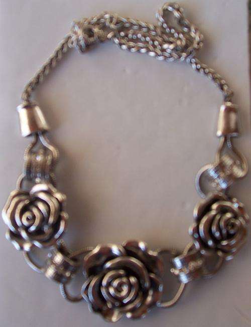 BEAUTIFUL Tibetian silver 3 rose pendant and chain