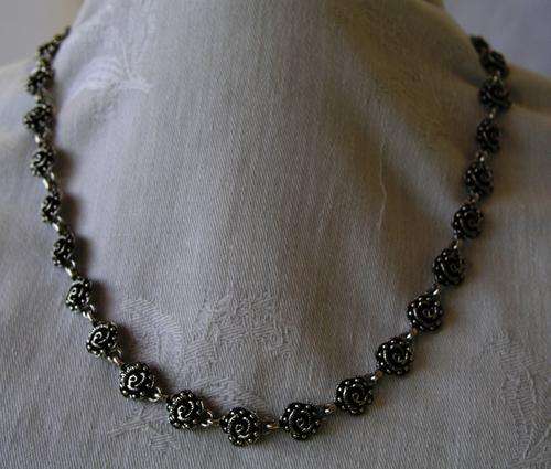 BEAUTIFUL Tibetian silver 32-rose chain