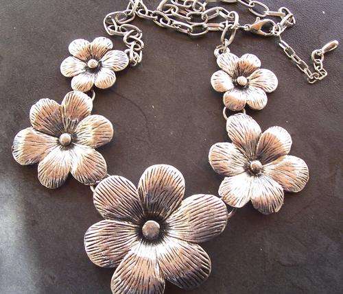 Tibetan Silver - 5 Pansies and chain