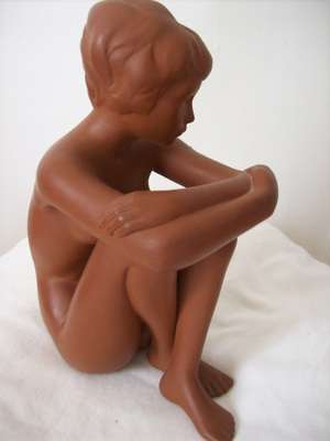 PORCELAIN STATUE OF A WOMAN