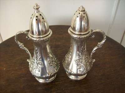 SALT & PEPPER SET. SILVER PLATE.