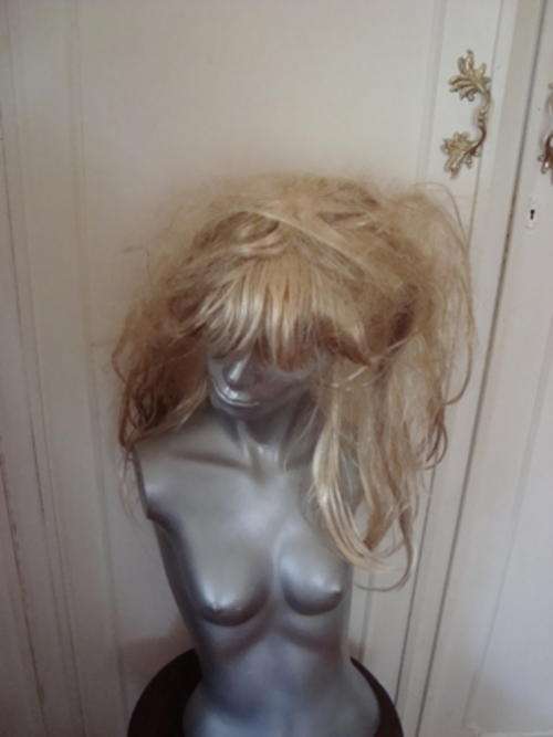 BLONDE WIG  HANNAH MONTANA