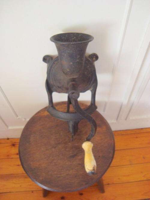 COFFEE GRINDER.  VINTAGE ITEM.