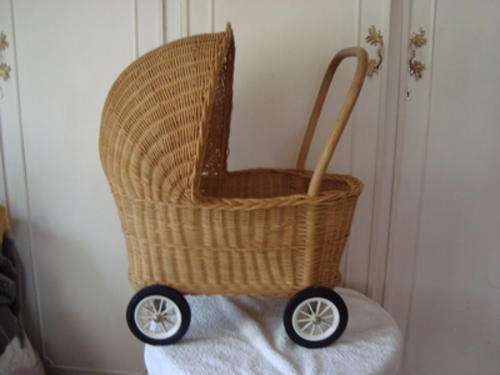 WICKER CHILDS PRAM