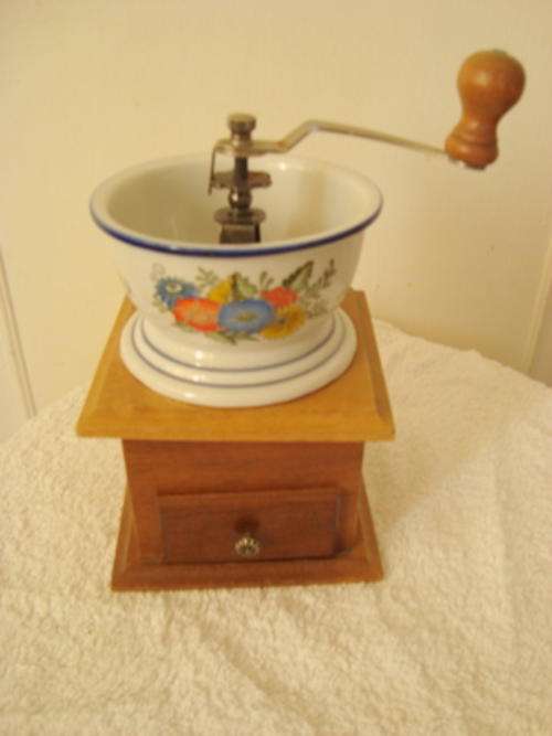 COFFEE GRINDER.  VINTAGE ITEM.