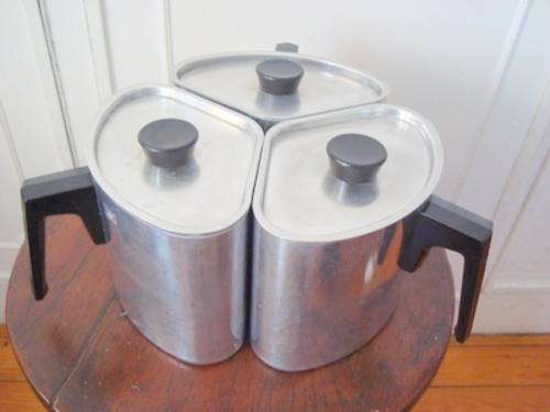SET OF 3 TRAINGULAR POTS HART