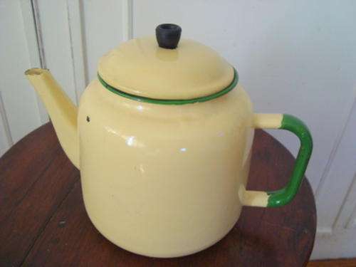 CREAM ENAMEL TEA POT.  2.25 L.