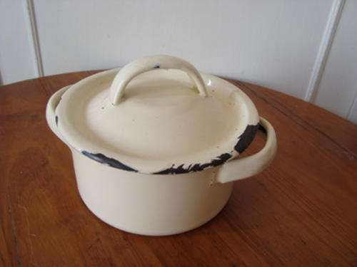 ENAMEL POT. VINTAGE.