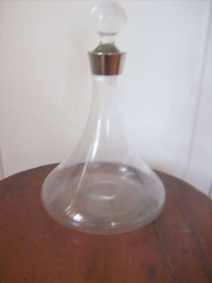 DECANTER WITH GLASS STOPPER.