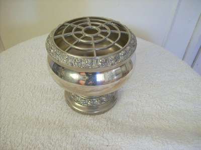 VASE. SILVER PLATE. MADE IN ENGLAND.