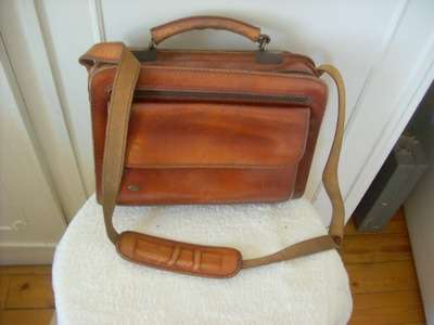LEATHER BAG.