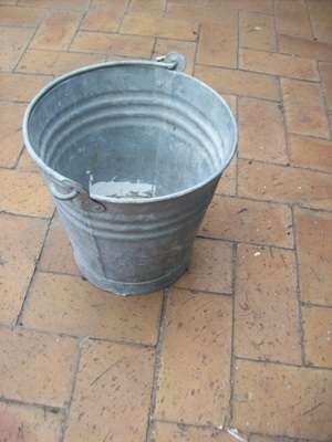 GALVANISED BUCKET