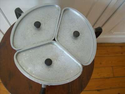 SET OF 3 FITTING POTS.  MADE IN ENGLAND.