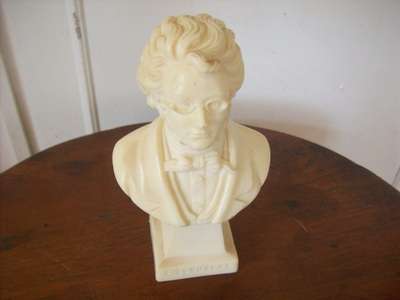 STATUE OF SCHUBERT