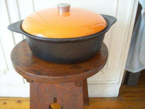 COOKWELL OVENPROOF CAST IRON POT.  LARGE.