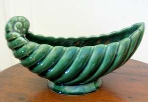 GREEN VASE.  SHELL SHAPE. MARKED: DROSTDY. l93.