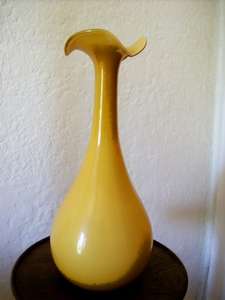VINTAGE VASE. IN EXCELLENT CONDITION.