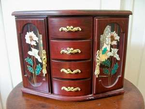 JEWELLERY BOX. MUSICAL.  Please read write up..................