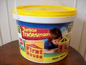 TOY HOUSE BUILDING SET