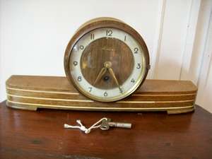 AN OLD WOODEN MANTEL CLOCK  Please read write up