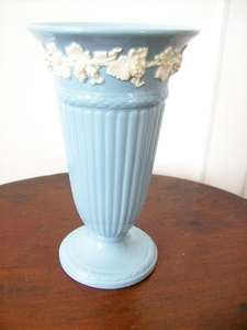 WEDGWOOD. ENGLAND.  VASE. QUEENSWARE.