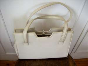 VINTAGE CREAM HANDBAG.
