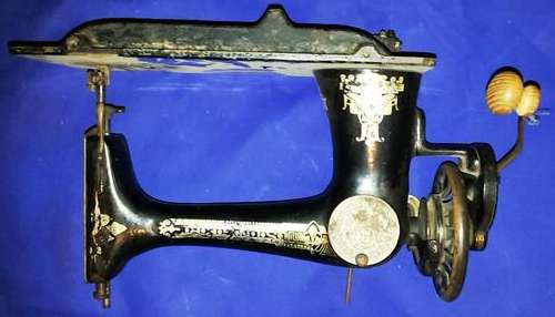 "BARGAIN OF THE WEEK" Antique 1910 Singer Hand Operated Sewing Machine in Working Condition