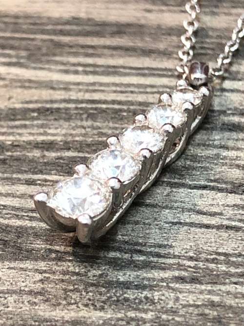 Beautiful 9ct White Gold Diamond Pendant Necklace