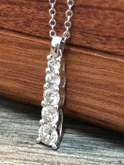 Beautiful 9ct White Gold Diamond Pendant Necklace