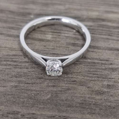 Excuisite 18ct White Gold Diamond Ring