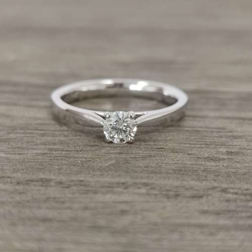 Excuisite 18ct White Gold Diamond Ring